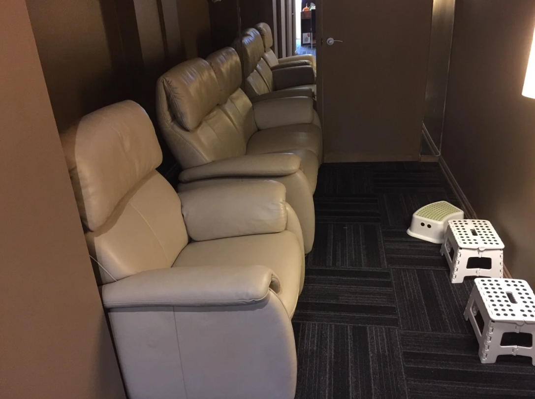 Relaxation area with leather recliners